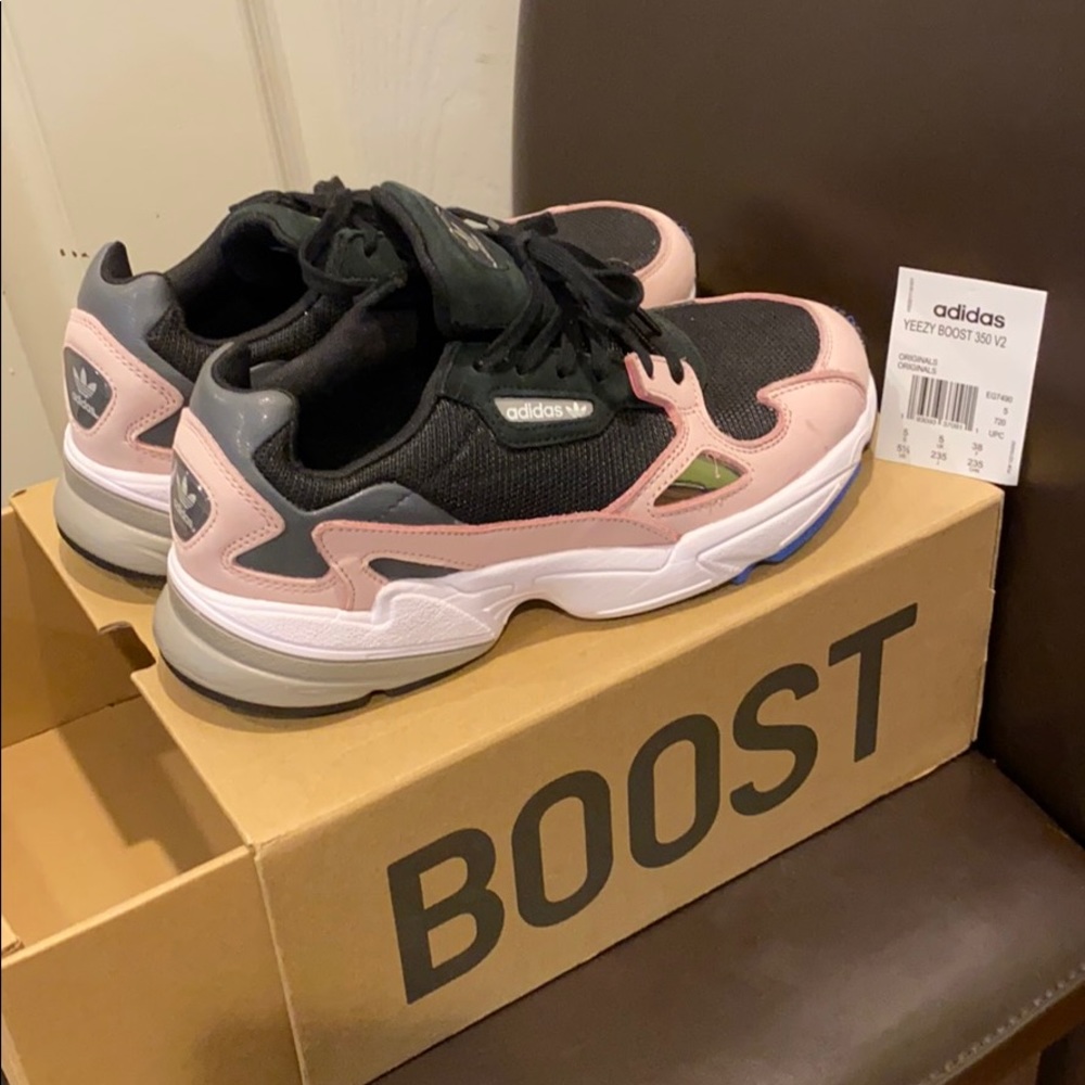 Sneakers- adidas - new- ART B28126